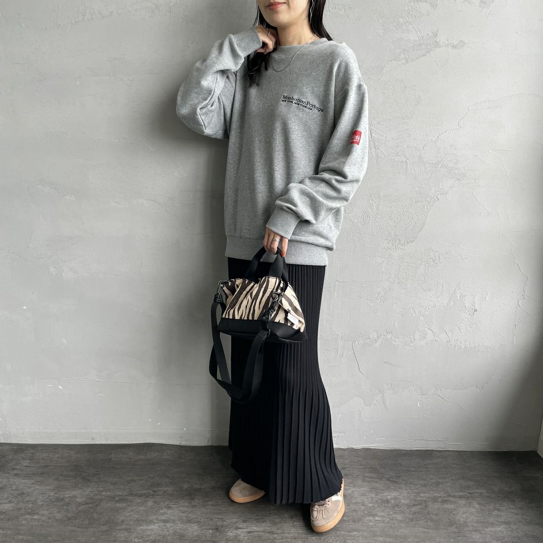 MANHATTAN PORTAGE [マンハッタンポーテージ] 別注 バック切替デザイン クルーネックスウェット [25FWMP-IN72-JF] H.GRAY &&モデル身長：160cm 着用サイズ：S&&