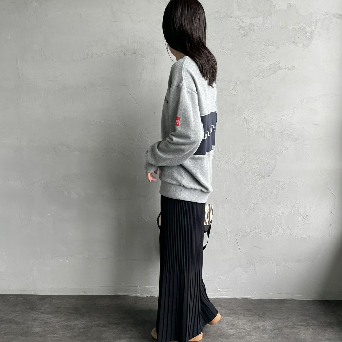 MANHATTAN PORTAGE [マンハッタンポーテージ] 別注 バック切替デザイン クルーネックスウェット [25FWMP-IN72-JF] H.GRAY &&モデル身長：160cm 着用サイズ：S&&