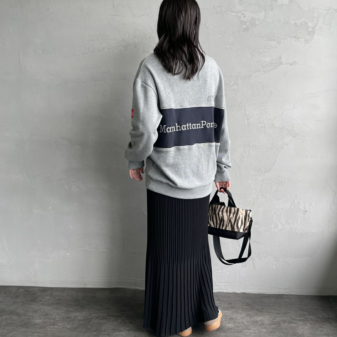 MANHATTAN PORTAGE [マンハッタンポーテージ] 別注 バック切替デザイン クルーネックスウェット [25FWMP-IN72-JF] H.GRAY &&モデル身長：160cm 着用サイズ：S&&