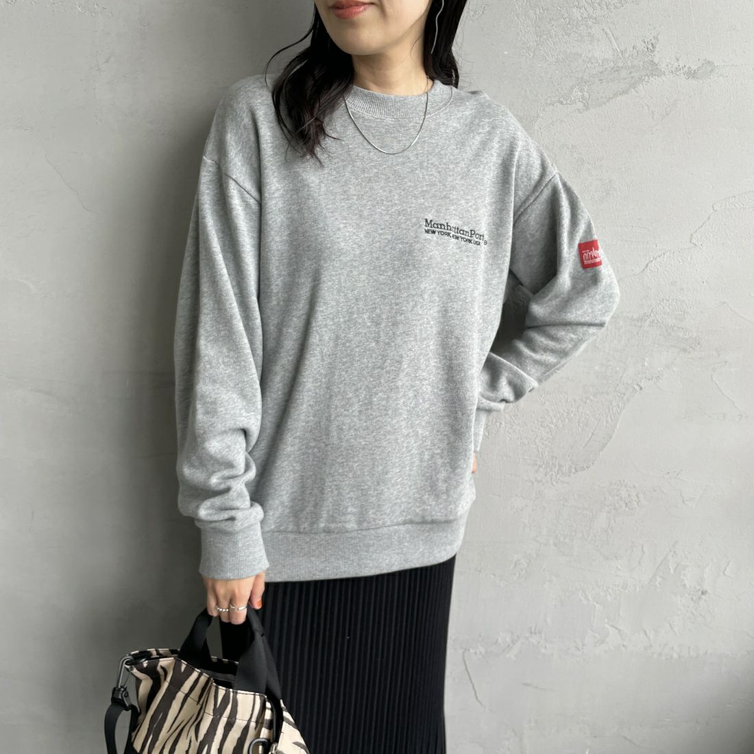 MANHATTAN PORTAGE [マンハッタンポーテージ] 別注 バック切替デザイン クルーネックスウェット [25FWMP-IN72-JF] H.GRAY &&モデル身長：160cm 着用サイズ：S&&