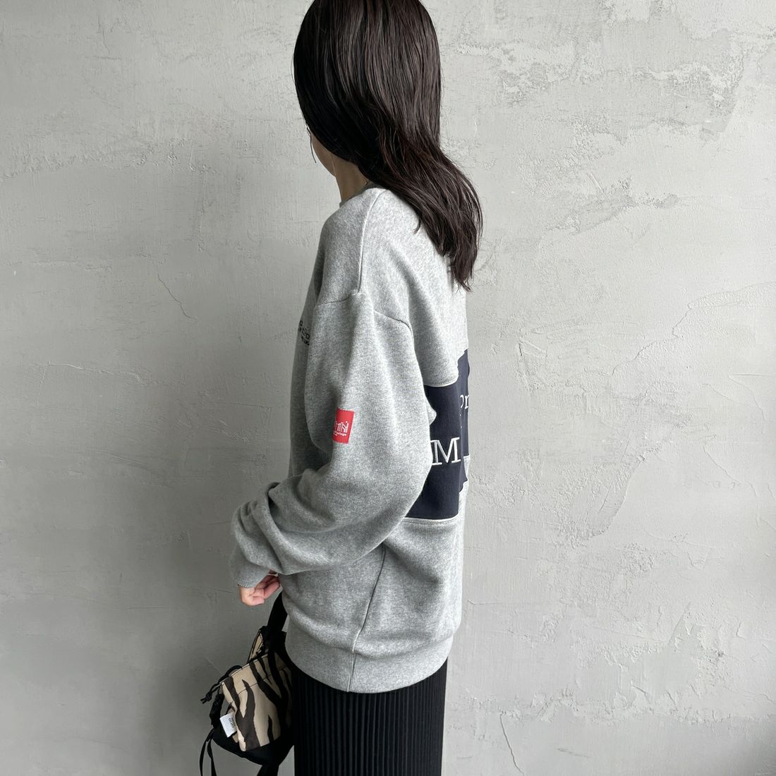 MANHATTAN PORTAGE [マンハッタンポーテージ] 別注 バック切替デザイン クルーネックスウェット [25FWMP-IN72-JF] H.GRAY &&モデル身長：160cm 着用サイズ：S&&