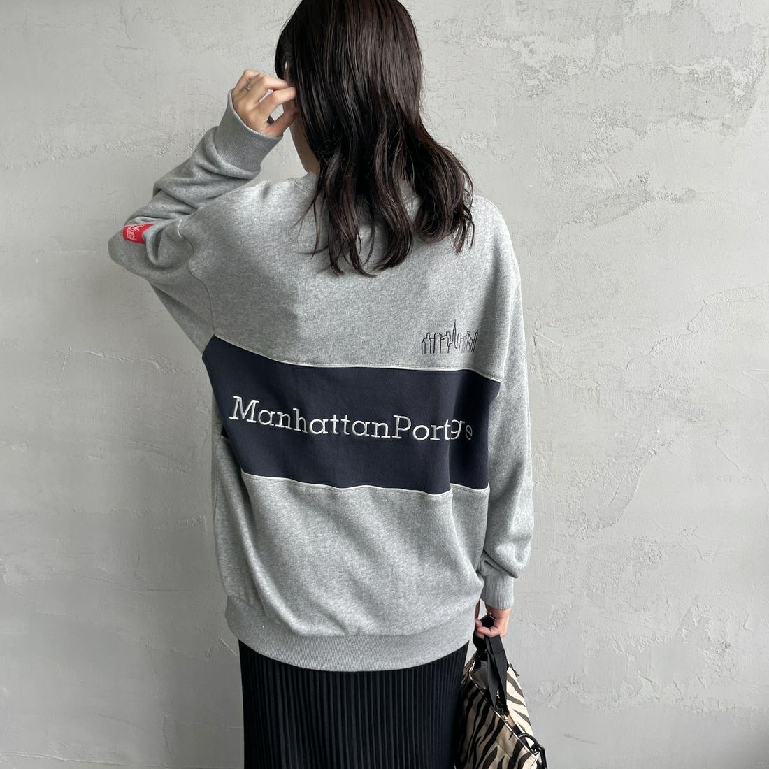 MANHATTAN PORTAGE [マンハッタンポーテージ] 別注 バック切替デザイン クルーネックスウェット [25FWMP-IN72-JF] H.GRAY &&モデル身長：160cm 着用サイズ：S&&