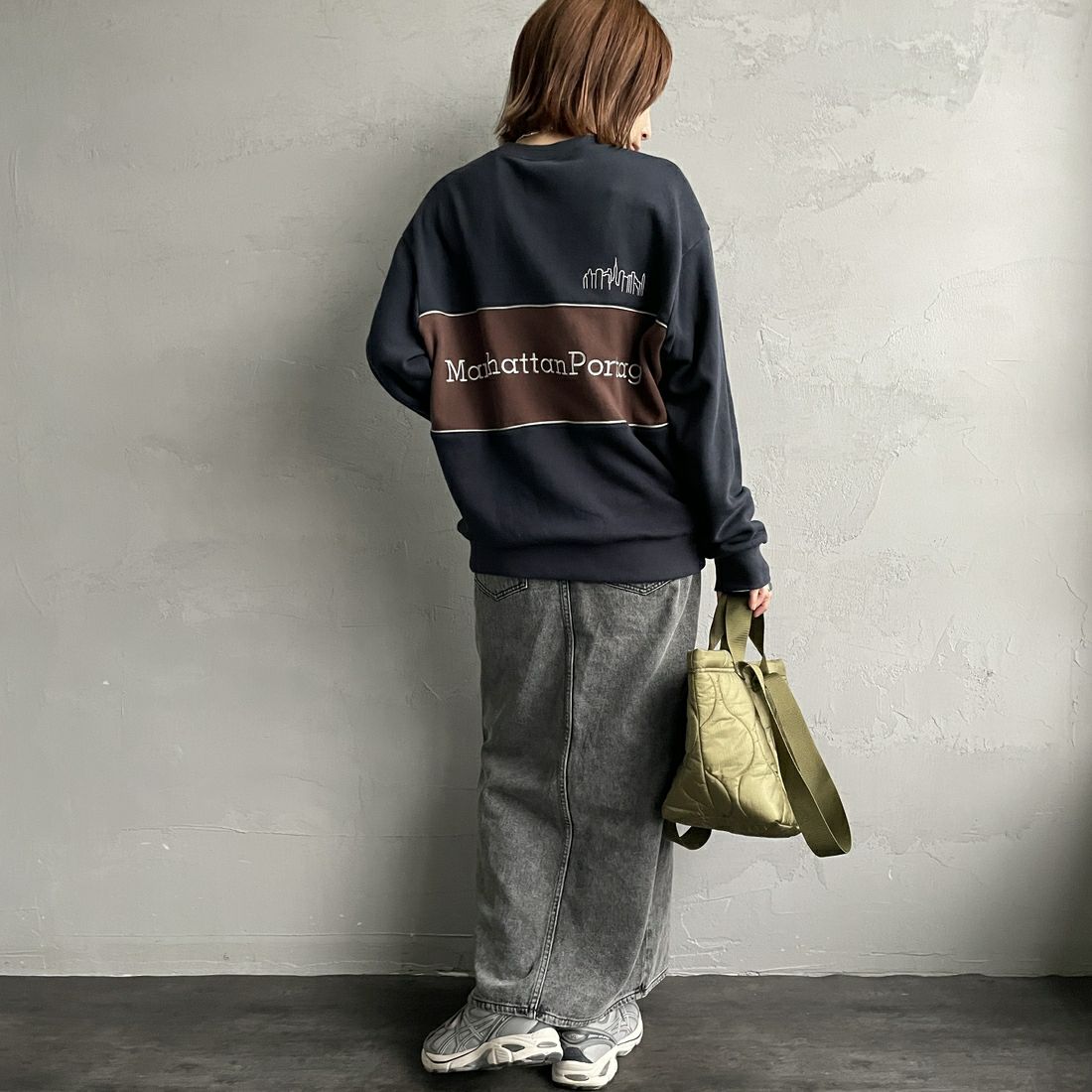 MANHATTAN PORTAGE [マンハッタンポーテージ] 別注 バック切替デザイン クルーネックスウェット [25FWMP-IN72-JF] NAVY &&モデル身長：158cm 着用サイズ：S&&