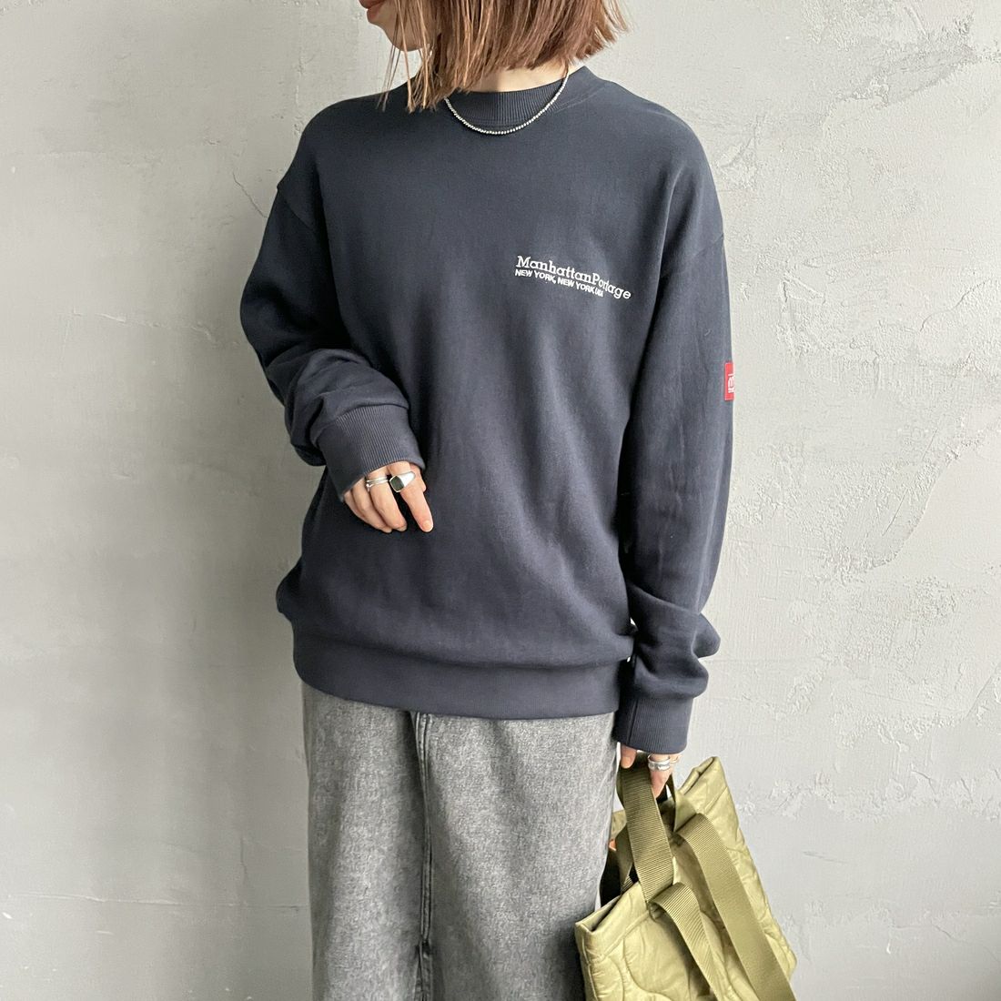 MANHATTAN PORTAGE [マンハッタンポーテージ] 別注 バック切替デザイン クルーネックスウェット [25FWMP-IN72-JF] NAVY &&モデル身長：158cm 着用サイズ：S&&