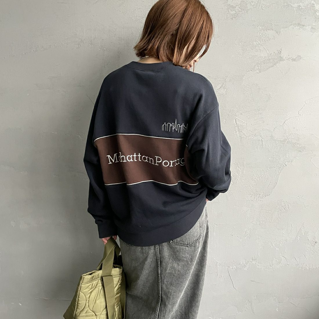 MANHATTAN PORTAGE [マンハッタンポーテージ] 別注 バック切替デザイン クルーネックスウェット [25FWMP-IN72-JF] NAVY &&モデル身長：158cm 着用サイズ：S&&