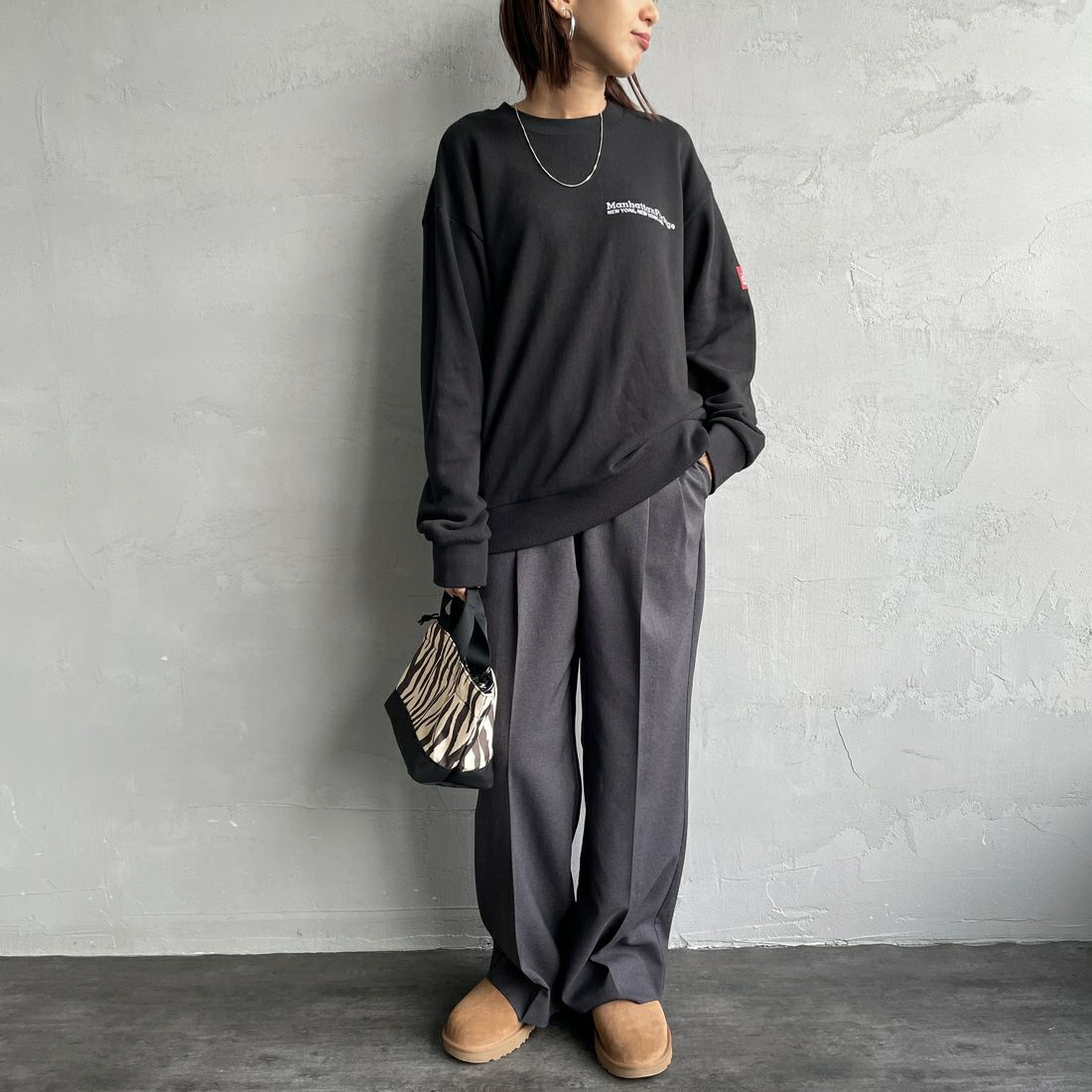 MANHATTAN PORTAGE [マンハッタンポーテージ] 別注 バック切替デザイン クルーネックスウェット [25FWMP-IN72-JF] BLACK &&モデル身長：159cm 着用サイズ：S&&