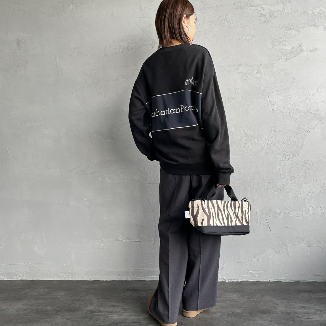MANHATTAN PORTAGE [マンハッタンポーテージ] 別注 バック切替デザイン クルーネックスウェット [25FWMP-IN72-JF] BLACK &&モデル身長：159cm 着用サイズ：S&&