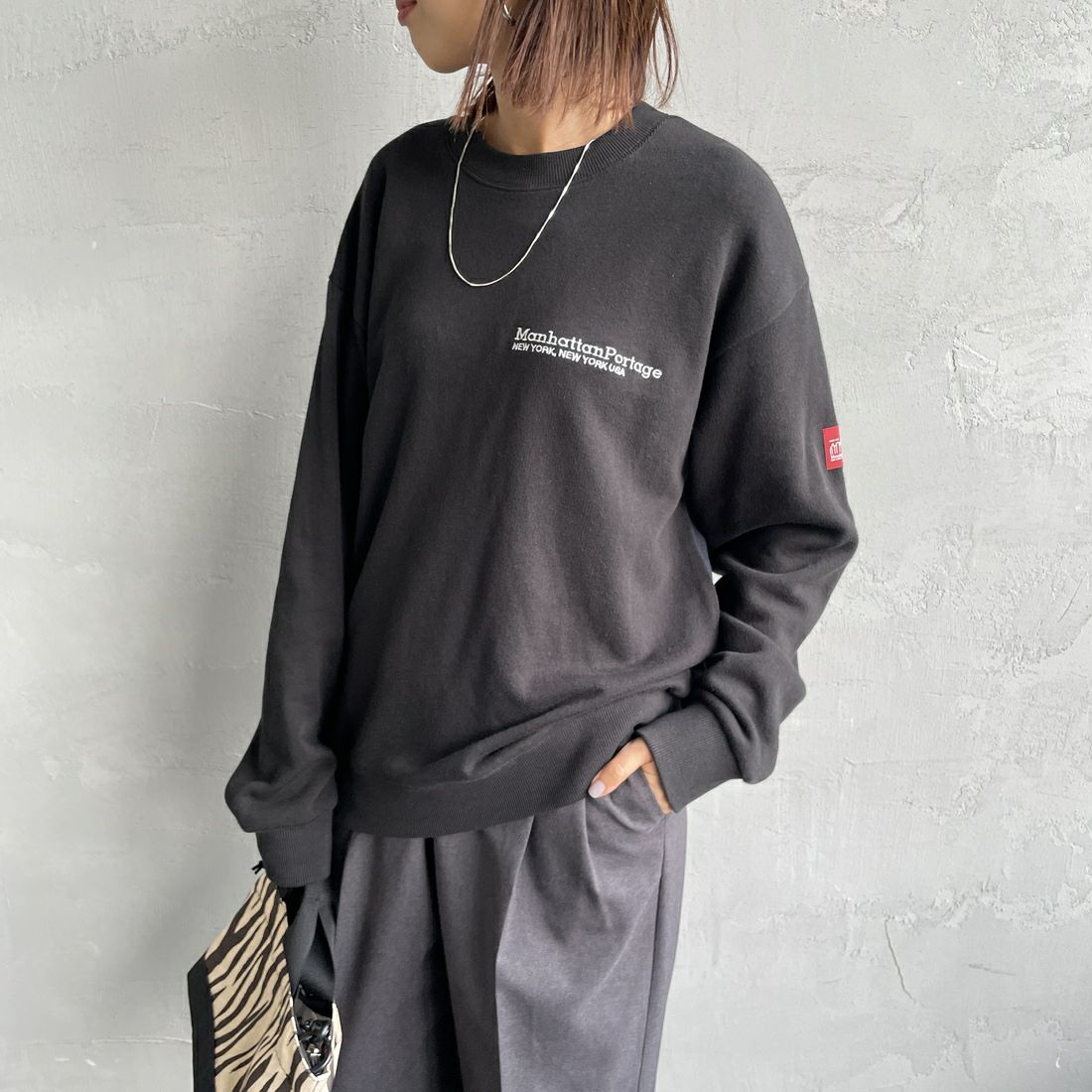 MANHATTAN PORTAGE [マンハッタンポーテージ] 別注 バック切替デザイン クルーネックスウェット [25FWMP-IN72-JF] BLACK &&モデル身長：159cm 着用サイズ：S&&