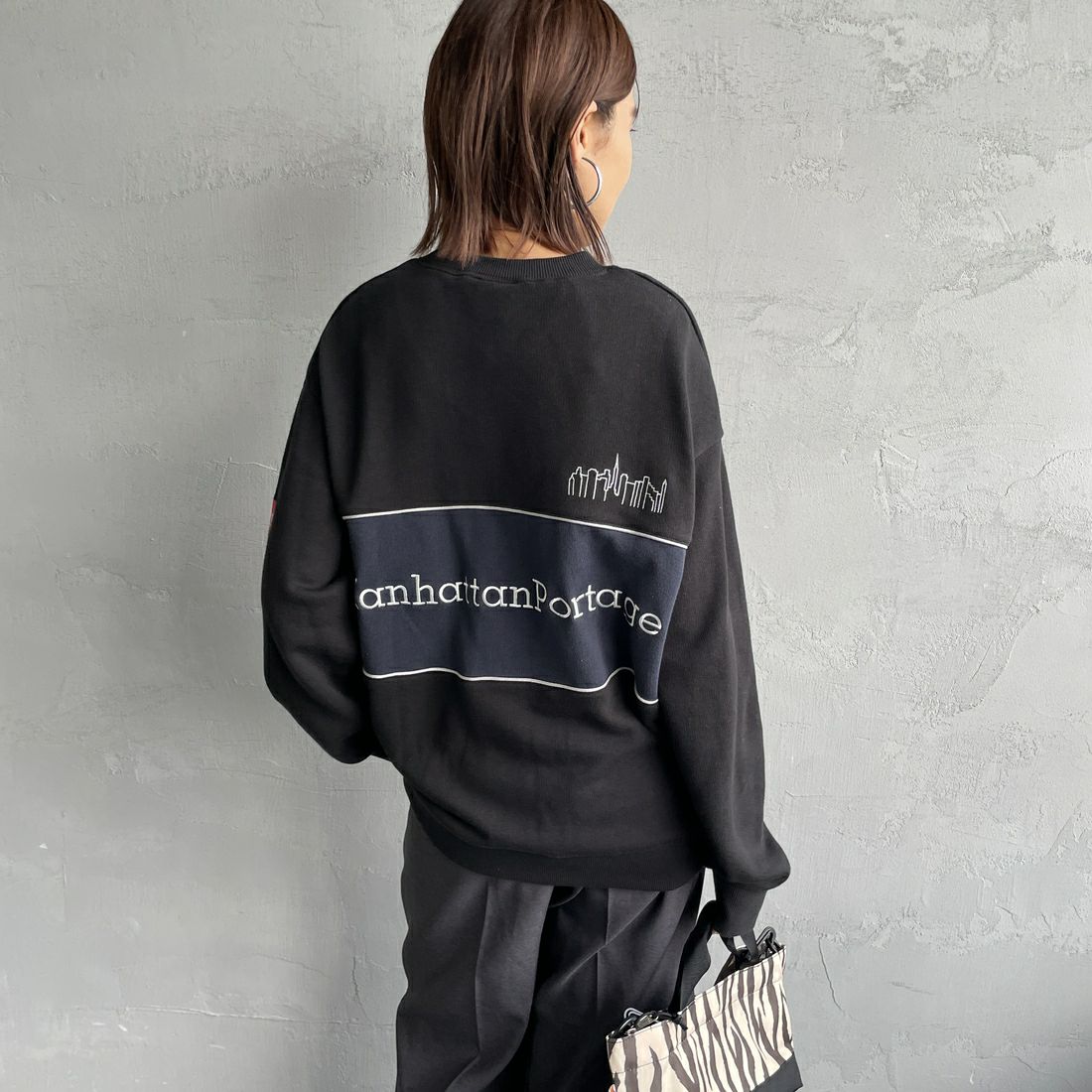 MANHATTAN PORTAGE [マンハッタンポーテージ] 別注 バック切替デザイン クルーネックスウェット [25FWMP-IN72-JF] BLACK &&モデル身長：159cm 着用サイズ：S&&