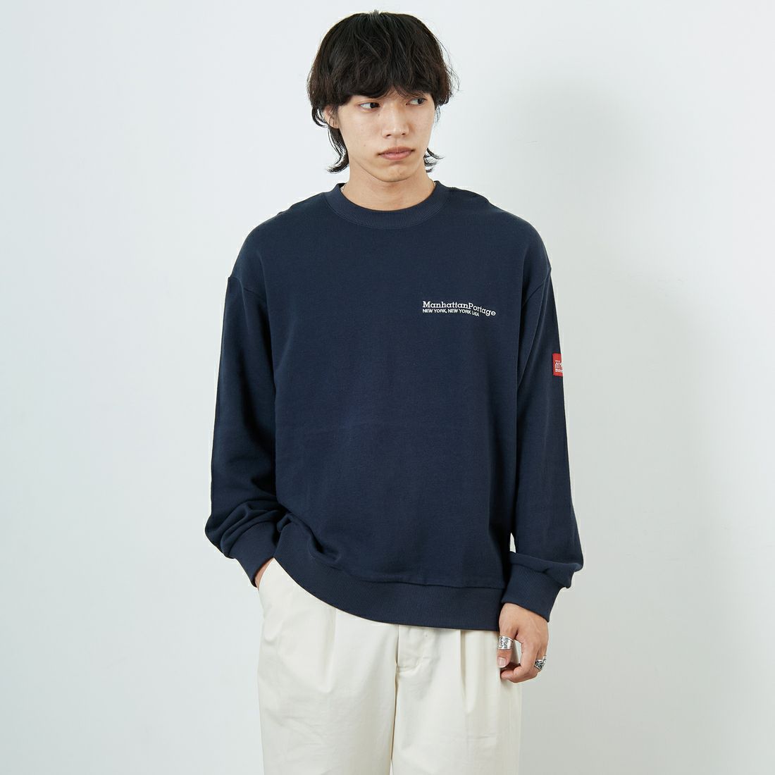 MANHATTAN PORTAGE [マンハッタンポーテージ] 別注 バック切替デザイン クルーネックスウェット [25FWMP-IN72-JF] NAVY &&モデル身長：179cm 着用サイズ：L&&