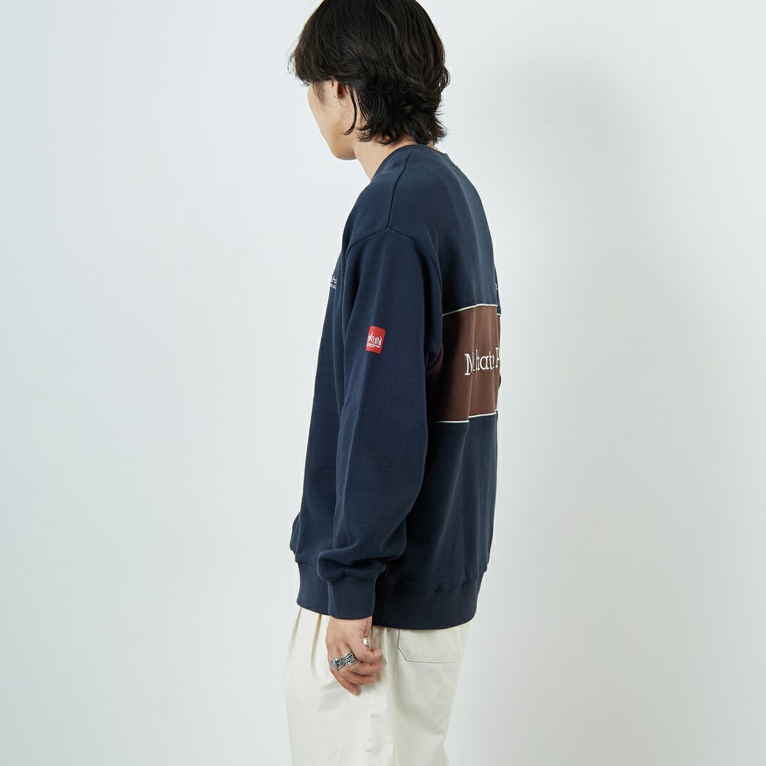 MANHATTAN PORTAGE [マンハッタンポーテージ] 別注 バック切替デザイン クルーネックスウェット [25FWMP-IN72-JF] NAVY &&モデル身長：179cm 着用サイズ：L&&