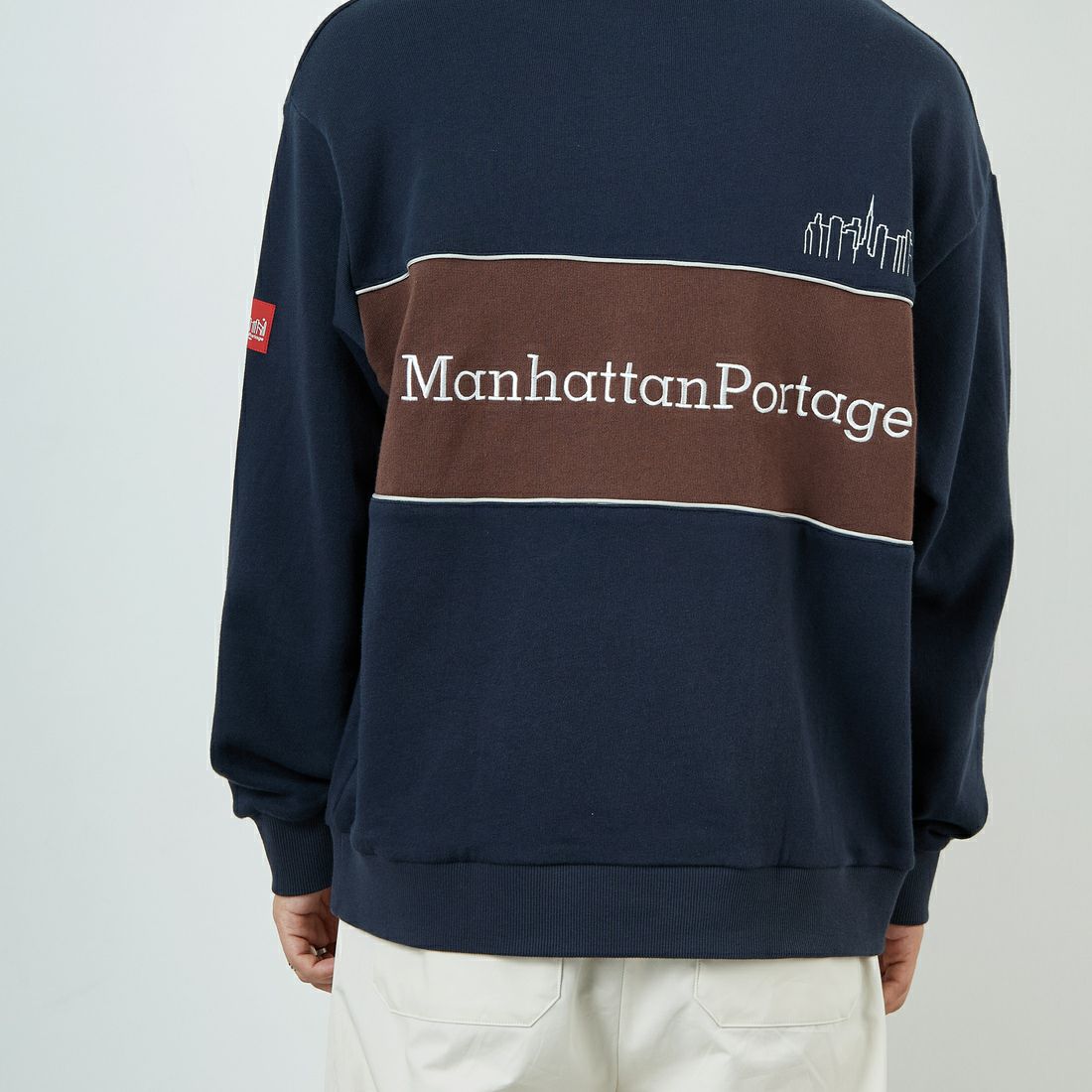 MANHATTAN PORTAGE [マンハッタンポーテージ] 別注 バック切替デザイン クルーネックスウェット [25FWMP-IN72-JF] NAVY &&モデル身長：179cm 着用サイズ：L&&