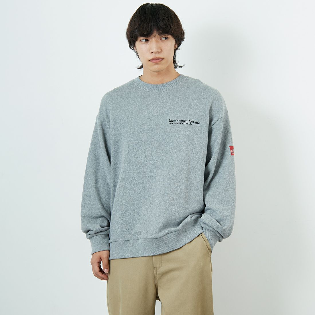 MANHATTAN PORTAGE [マンハッタンポーテージ] 別注 バック切替デザイン クルーネックスウェット [25FWMP-IN72-JF] H.GRAY &&モデル身長：179cm 着用サイズ：L&&