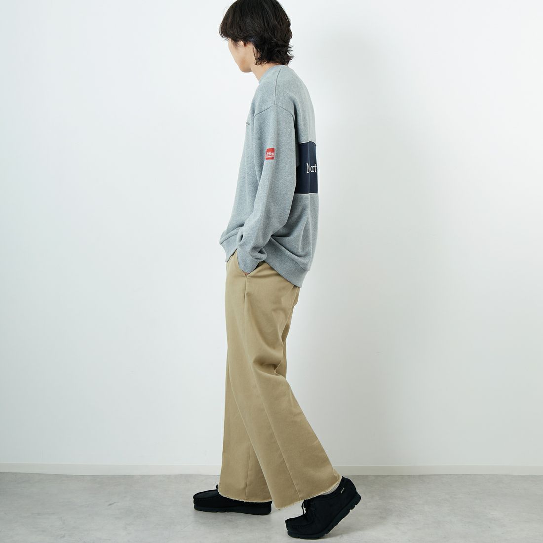 MANHATTAN PORTAGE [マンハッタンポーテージ] 別注 バック切替デザイン クルーネックスウェット [25FWMP-IN72-JF] H.GRAY &&モデル身長：179cm 着用サイズ：L&&