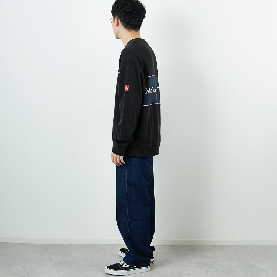 MANHATTAN PORTAGE [マンハッタンポーテージ] 別注 バック切替デザイン クルーネックスウェット [25FWMP-IN72-JF] BLACK &&モデル身長：168cm 着用サイズ：L&&