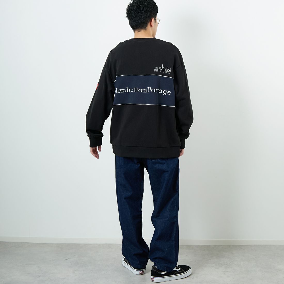 MANHATTAN PORTAGE [マンハッタンポーテージ] 別注 バック切替デザイン クルーネックスウェット [25FWMP-IN72-JF] BLACK &&モデル身長：168cm 着用サイズ：L&&