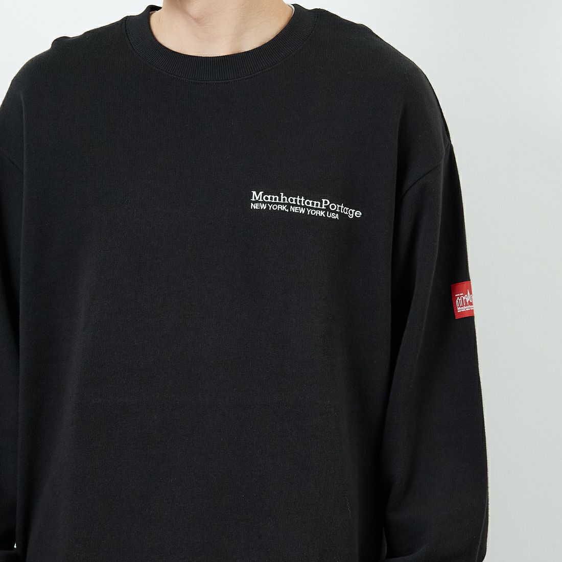 MANHATTAN PORTAGE [マンハッタンポーテージ] 別注 バック切替デザイン クルーネックスウェット [25FWMP-IN72-JF] BLACK &&モデル身長：168cm 着用サイズ：L&&