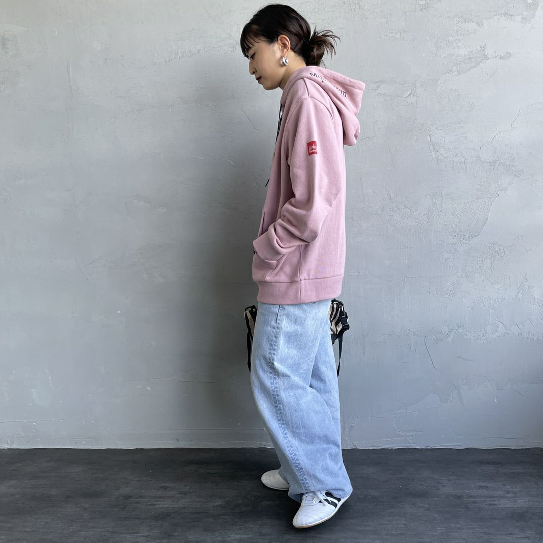 MANHATTAN PORTAGE [マンハッタンポーテージ] 別注 フードロゴ刺繍 スウェットパーカー [25FWMP-IN71-JF] PINK &&モデル身長：150cm 着用サイズ：S&&