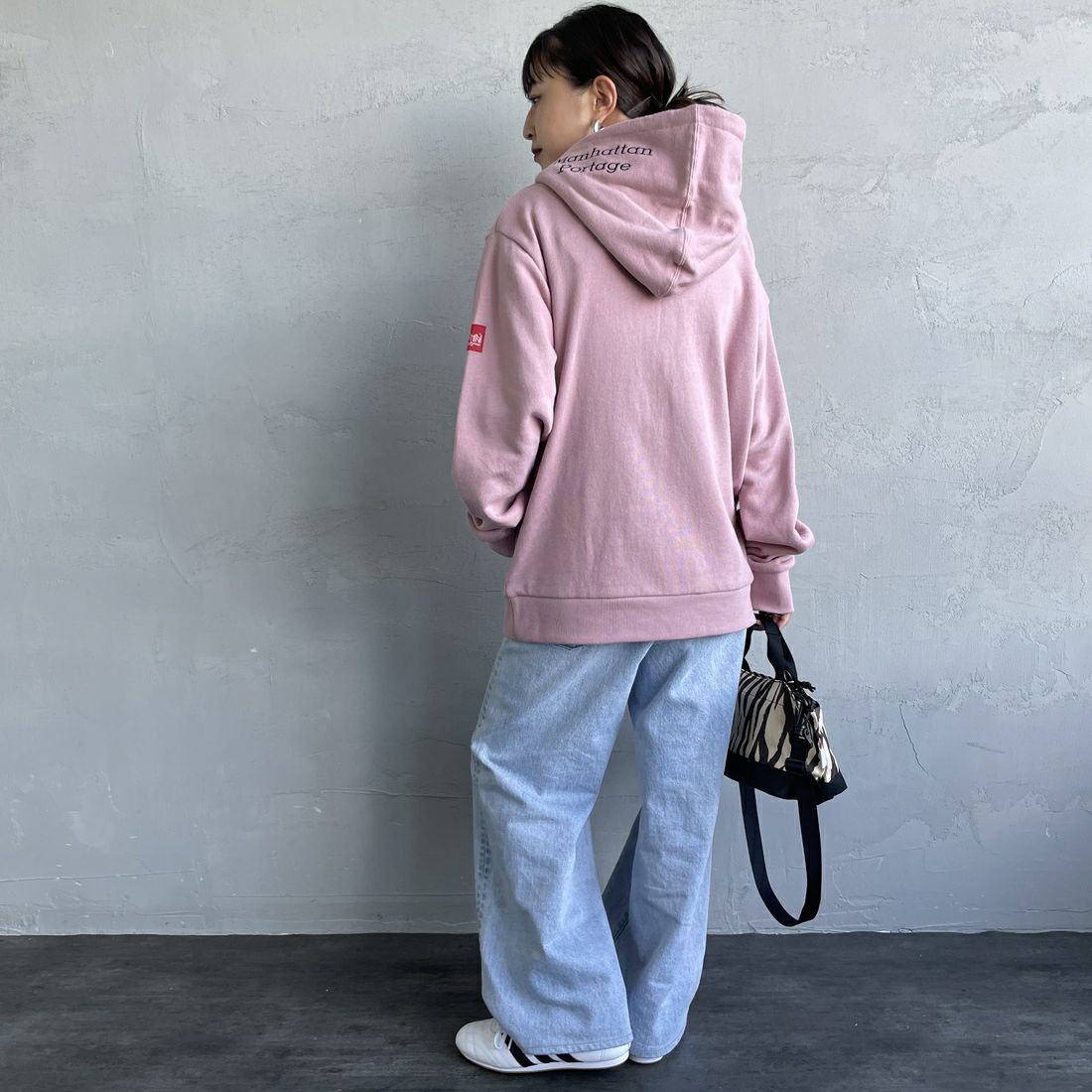 MANHATTAN PORTAGE [マンハッタンポーテージ] 別注 フードロゴ刺繍 スウェットパーカー [25FWMP-IN71-JF] PINK &&モデル身長：150cm 着用サイズ：S&&