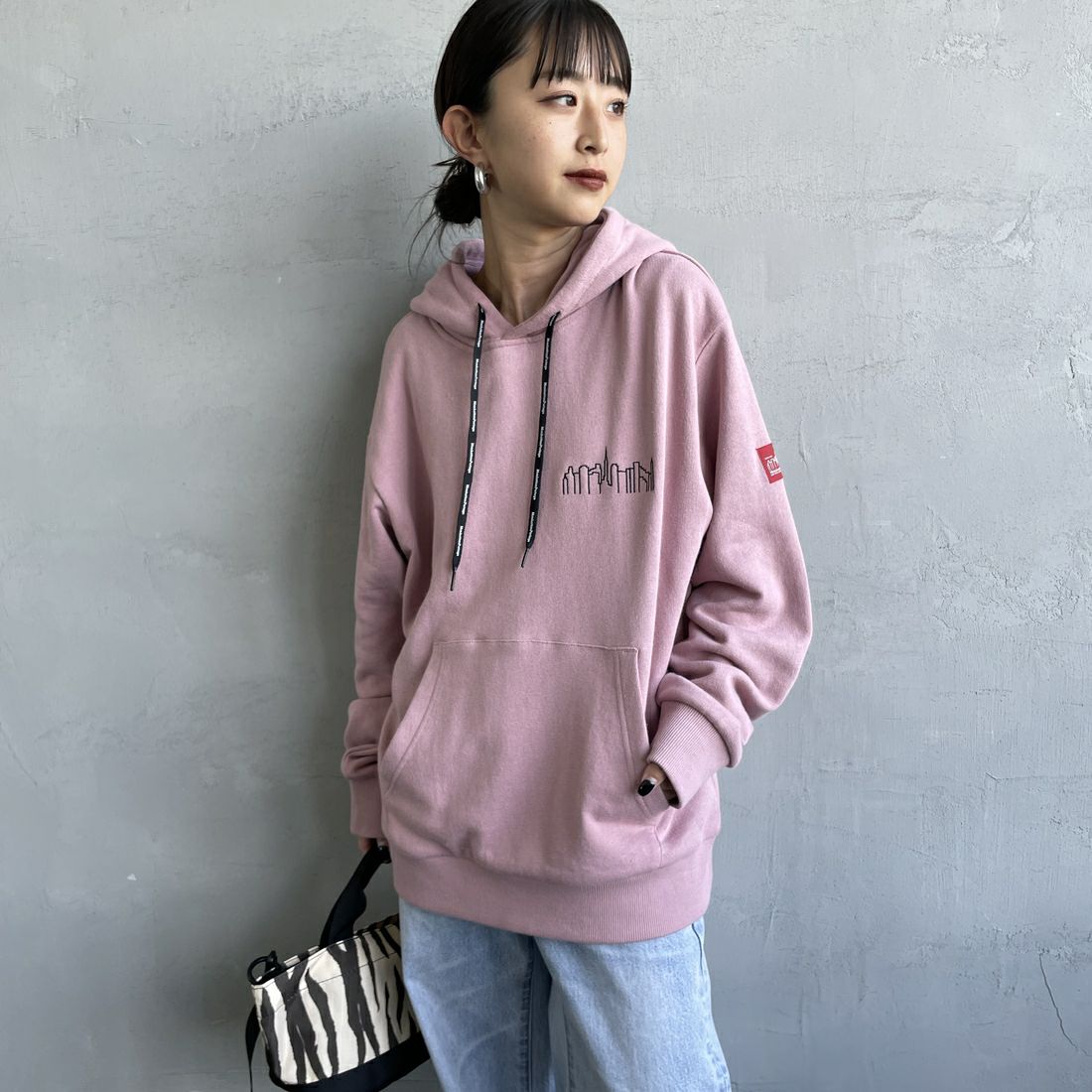 MANHATTAN PORTAGE [マンハッタンポーテージ] 別注 フードロゴ刺繍 スウェットパーカー [25FWMP-IN71-JF] PINK &&モデル身長：150cm 着用サイズ：S&&