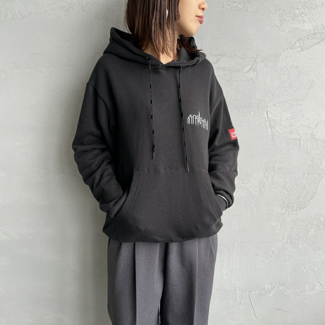 MANHATTAN PORTAGE [マンハッタンポーテージ] 別注 フードロゴ刺繍 スウェットパーカー [25FWMP-IN71-JF] BLACK &&モデル身長：159cm 着用サイズ：S&&