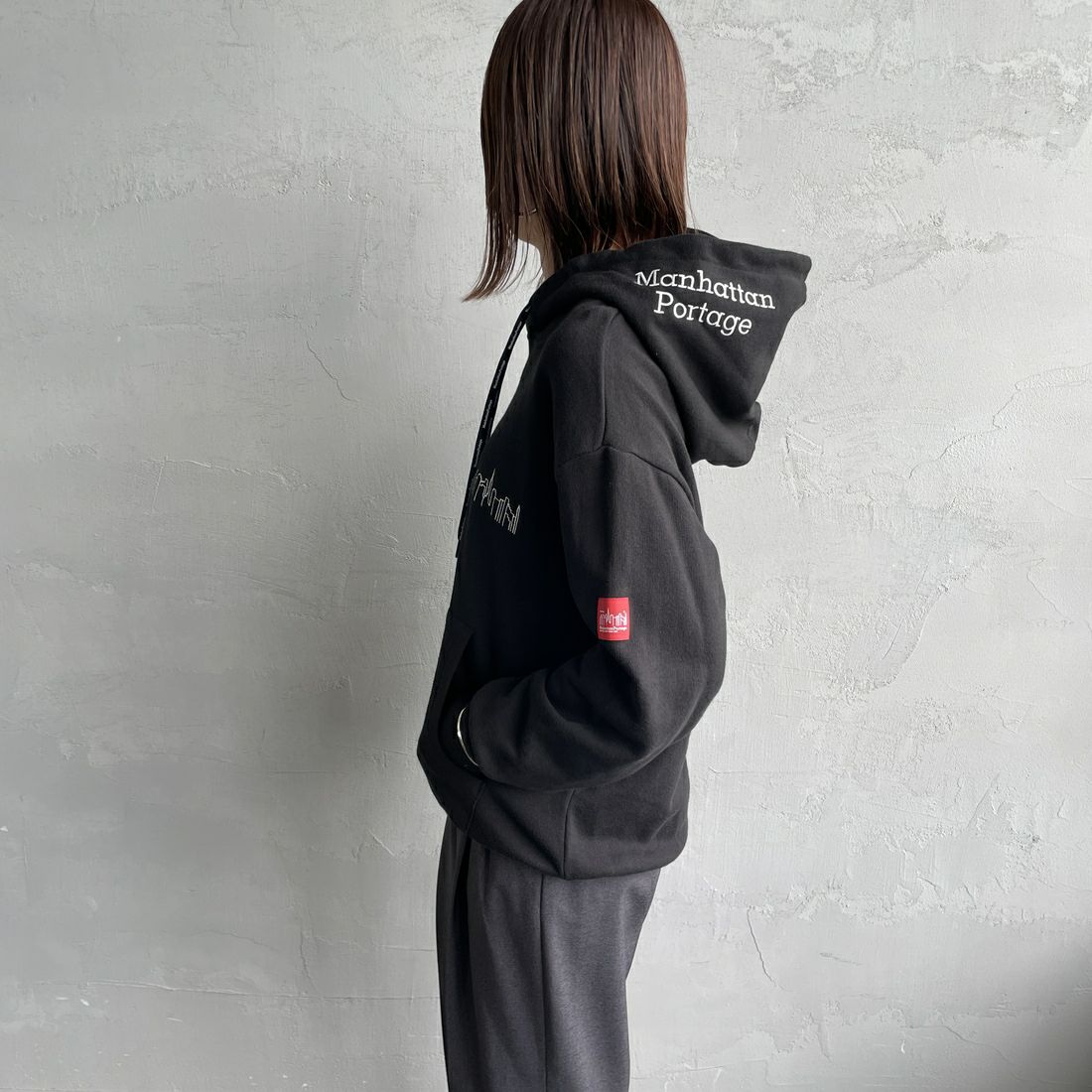 MANHATTAN PORTAGE [マンハッタンポーテージ] 別注 フードロゴ刺繍 スウェットパーカー [25FWMP-IN71-JF] H.GRAY