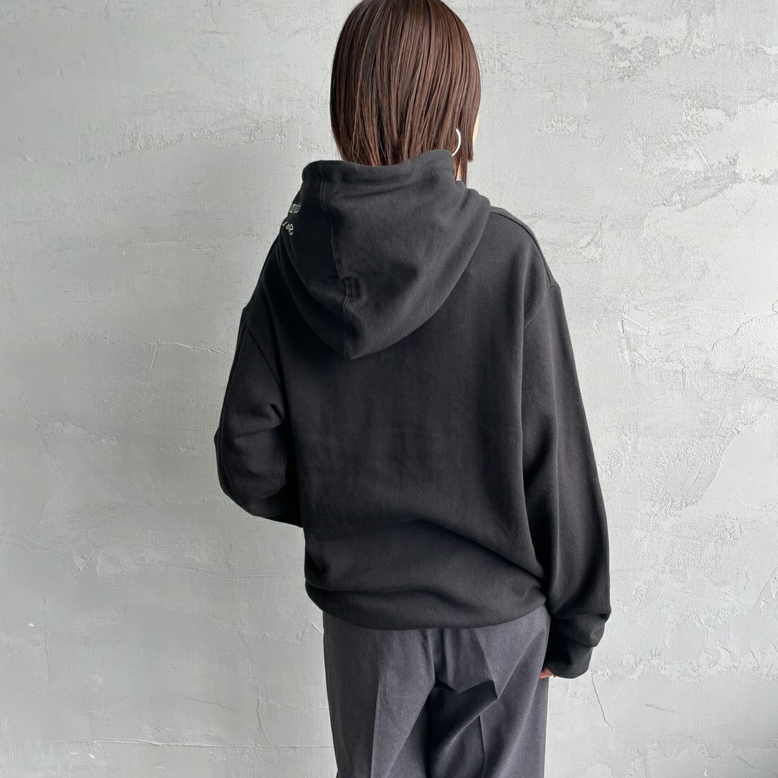 MANHATTAN PORTAGE [マンハッタンポーテージ] 別注 フードロゴ刺繍 スウェットパーカー [25FWMP-IN71-JF] BLACK &&モデル身長：159cm 着用サイズ：S&&