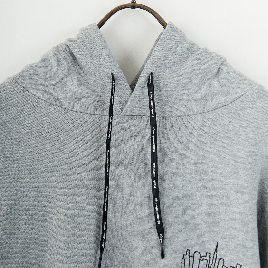 MANHATTAN PORTAGE [マンハッタンポーテージ] 別注 フードロゴ刺繍 スウェットパーカー [25FWMP-IN71-JF] H.GRAY