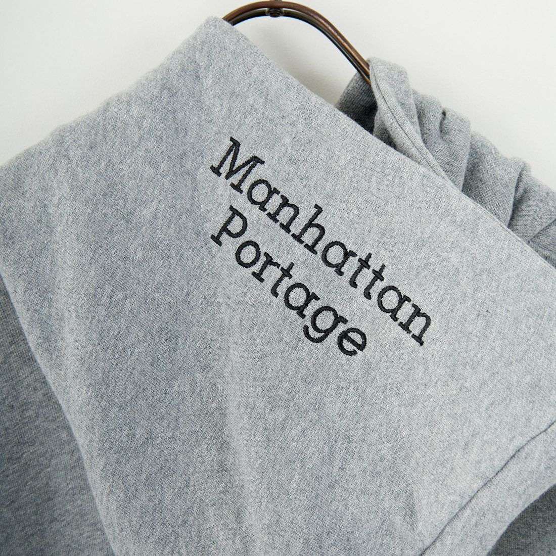 MANHATTAN PORTAGE [マンハッタンポーテージ] 別注 フードロゴ刺繍 スウェットパーカー [25FWMP-IN71-JF] H.GRAY