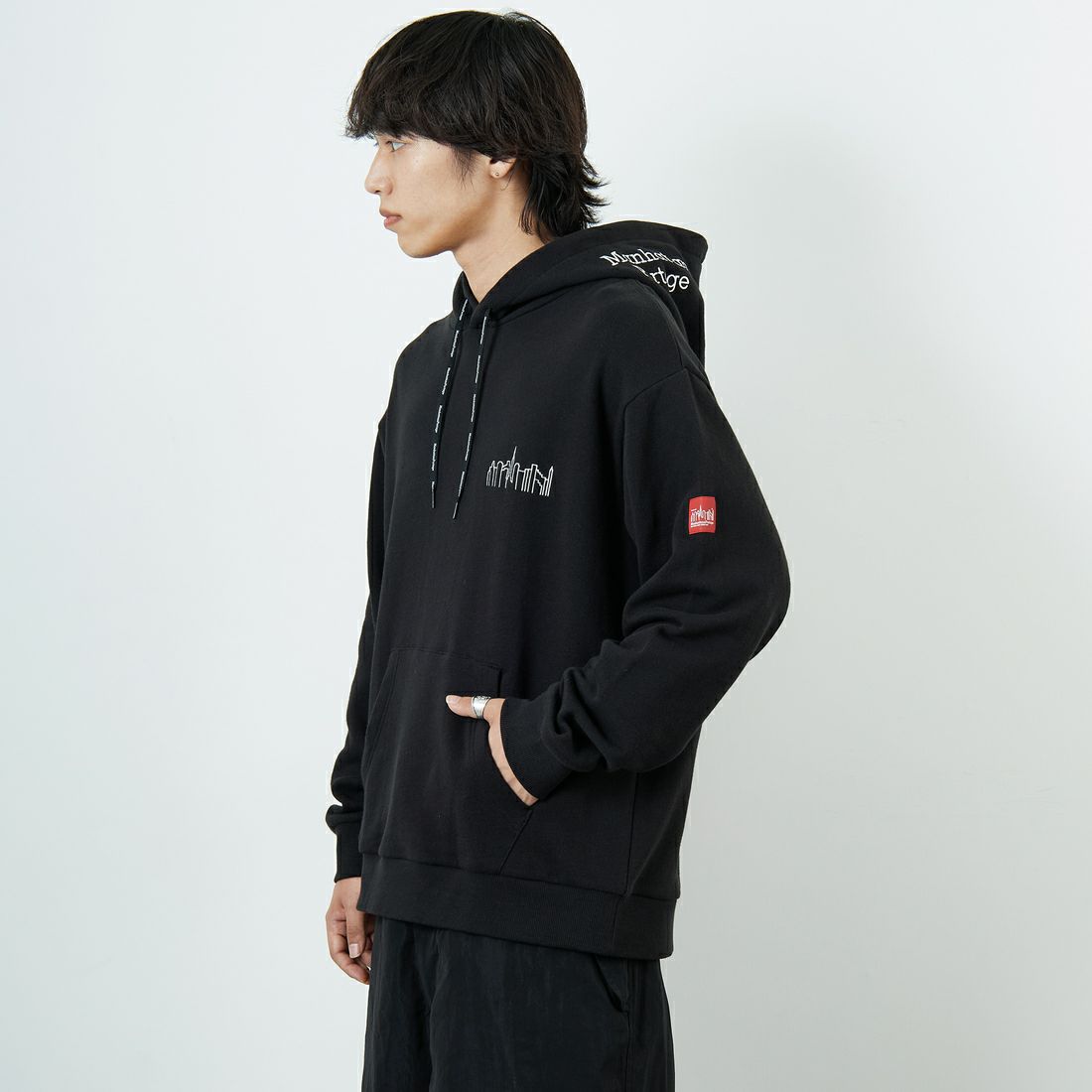 MANHATTAN PORTAGE [マンハッタンポーテージ] 別注 フードロゴ刺繍 スウェットパーカー [25FWMP-IN71-JF] BLACK &&モデル身長：179cm 着用サイズ：L&&