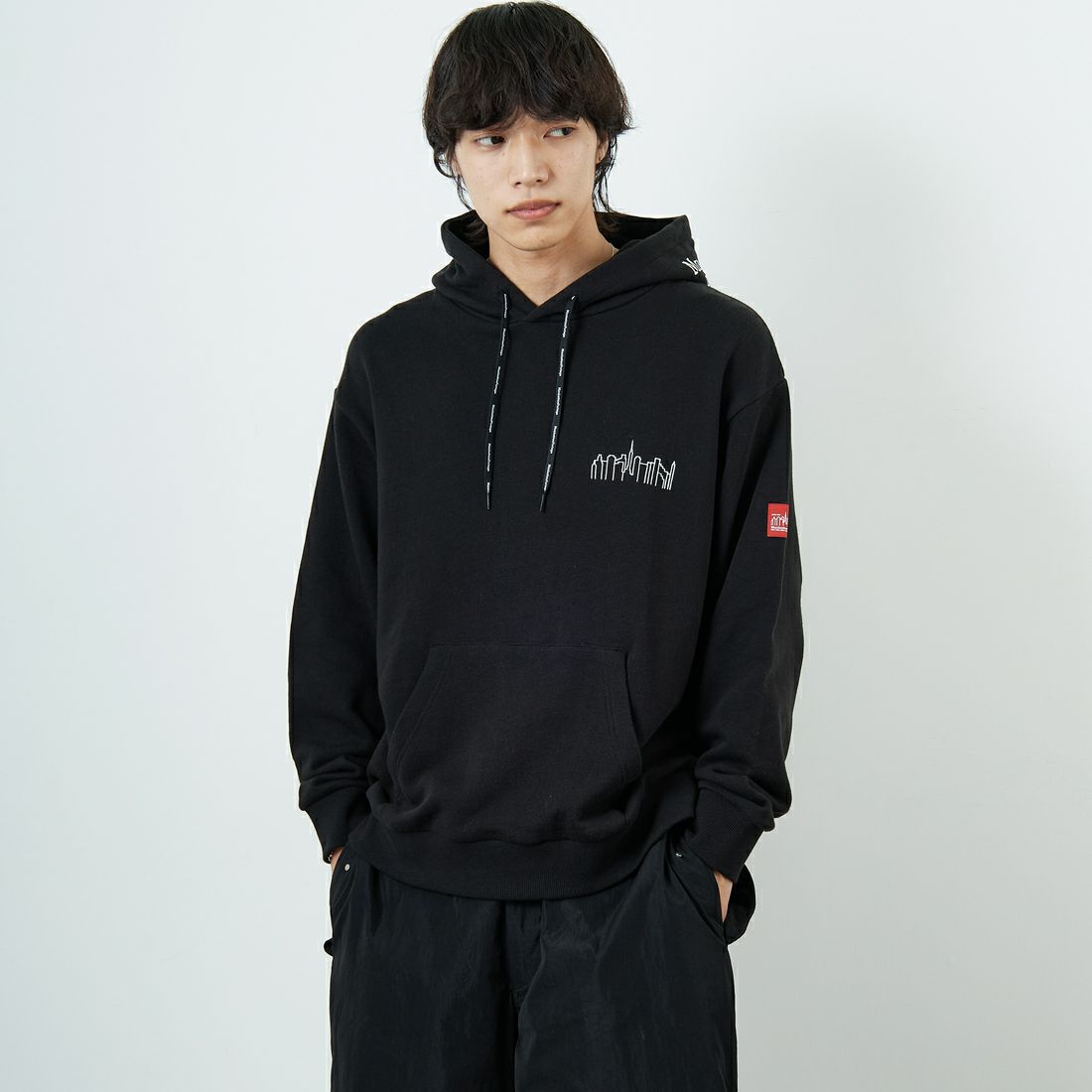 MANHATTAN PORTAGE [マンハッタンポーテージ] 別注 フードロゴ刺繍 スウェットパーカー [25FWMP-IN71-JF] BLACK &&モデル身長：179cm 着用サイズ：L&&
