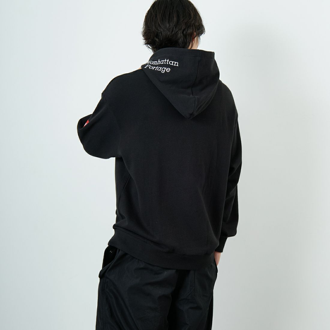 MANHATTAN PORTAGE [マンハッタンポーテージ] 別注 フードロゴ刺繍 スウェットパーカー [25FWMP-IN71-JF] BLACK &&モデル身長：179cm 着用サイズ：L&&