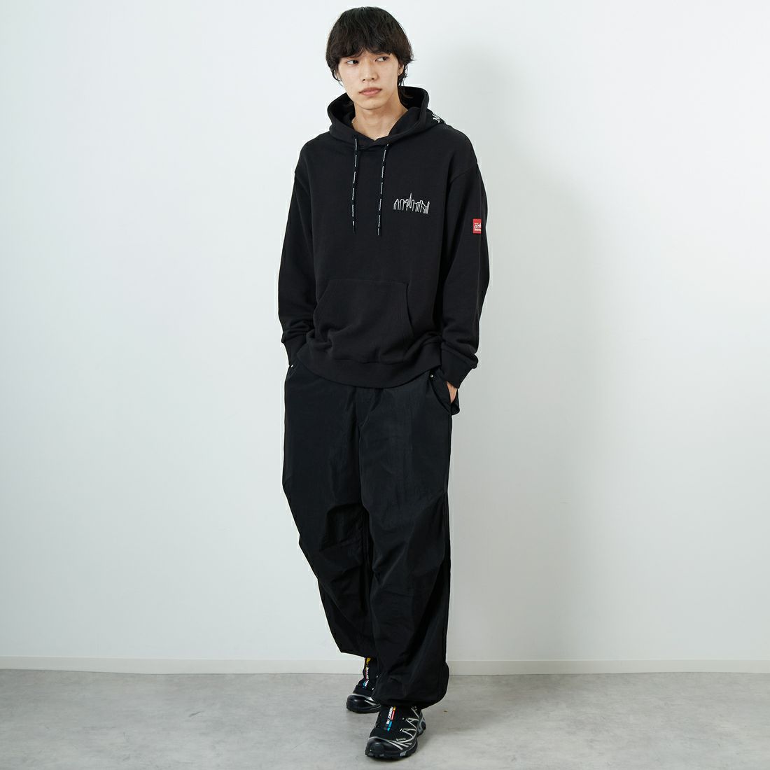 MANHATTAN PORTAGE [マンハッタンポーテージ] 別注 フードロゴ刺繍 スウェットパーカー [25FWMP-IN71-JF] BLACK &&モデル身長：179cm 着用サイズ：L&&