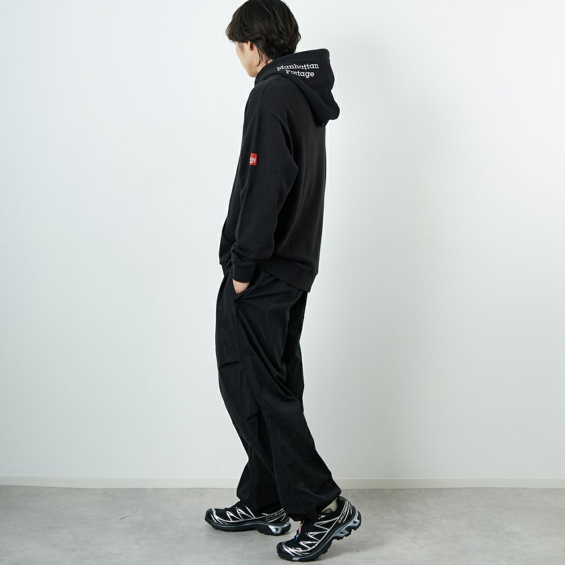 MANHATTAN PORTAGE [マンハッタンポーテージ] 別注 フードロゴ刺繍 スウェットパーカー [25FWMP-IN71-JF] BLACK &&モデル身長：179cm 着用サイズ：L&&