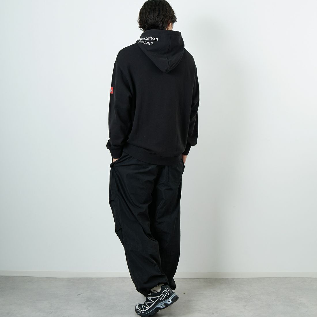 MANHATTAN PORTAGE [マンハッタンポーテージ] 別注 フードロゴ刺繍 スウェットパーカー [25FWMP-IN71-JF] BLACK &&モデル身長：179cm 着用サイズ：L&&