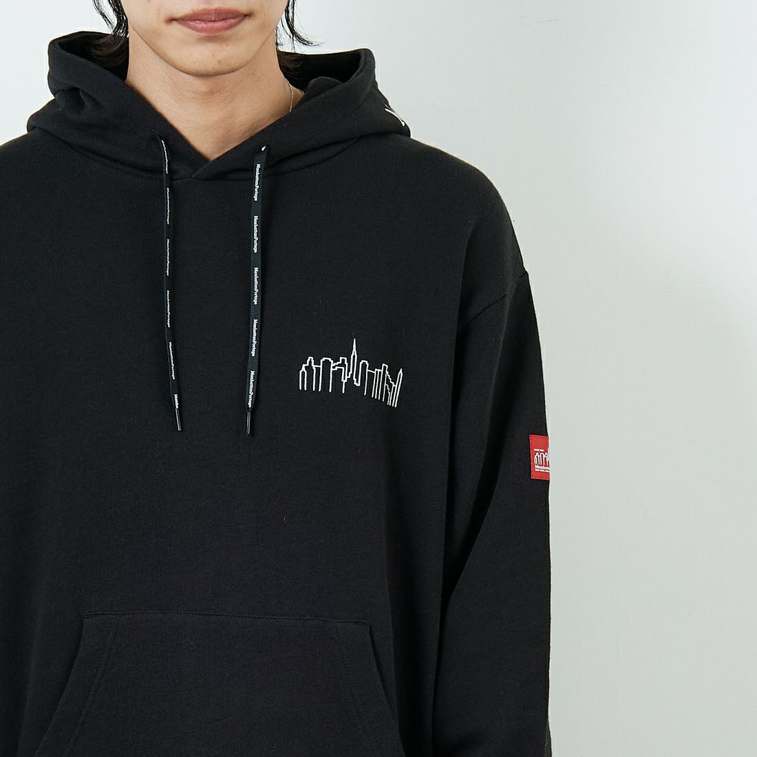 MANHATTAN PORTAGE [マンハッタンポーテージ] 別注 フードロゴ刺繍 スウェットパーカー [25FWMP-IN71-JF] BLACK &&モデル身長：179cm 着用サイズ：L&&