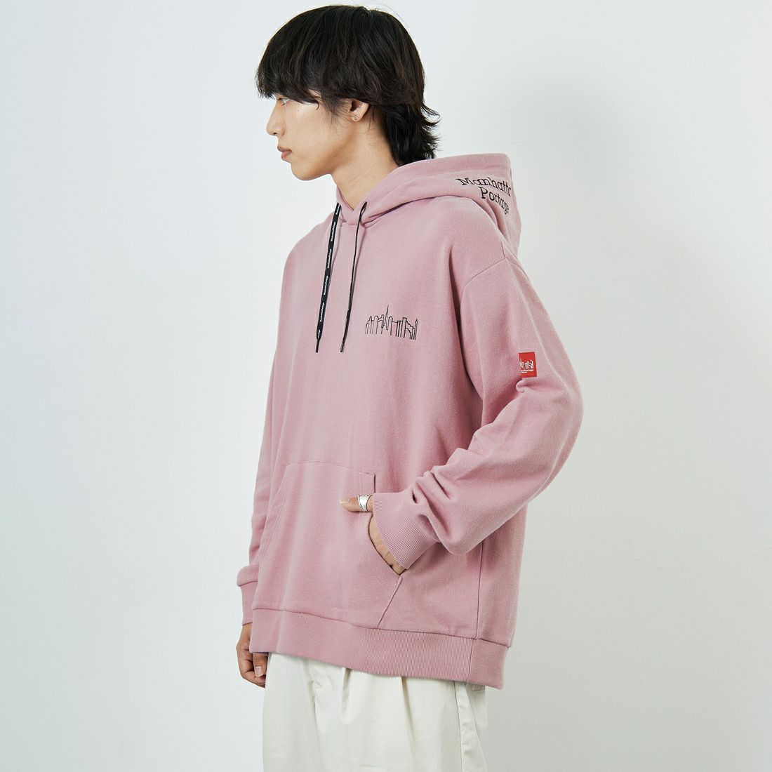 MANHATTAN PORTAGE [マンハッタンポーテージ] 別注 フードロゴ刺繍 スウェットパーカー [25FWMP-IN71-JF] PINK &&モデル身長：179cm 着用サイズ：L&&
