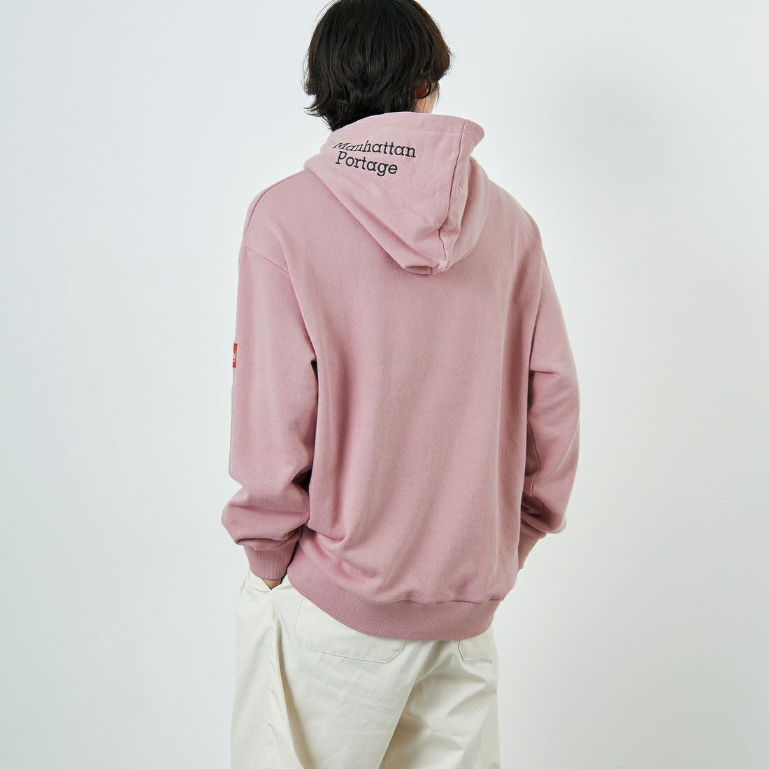 MANHATTAN PORTAGE [マンハッタンポーテージ] 別注 フードロゴ刺繍 スウェットパーカー [25FWMP-IN71-JF] PINK &&モデル身長：179cm 着用サイズ：L&&