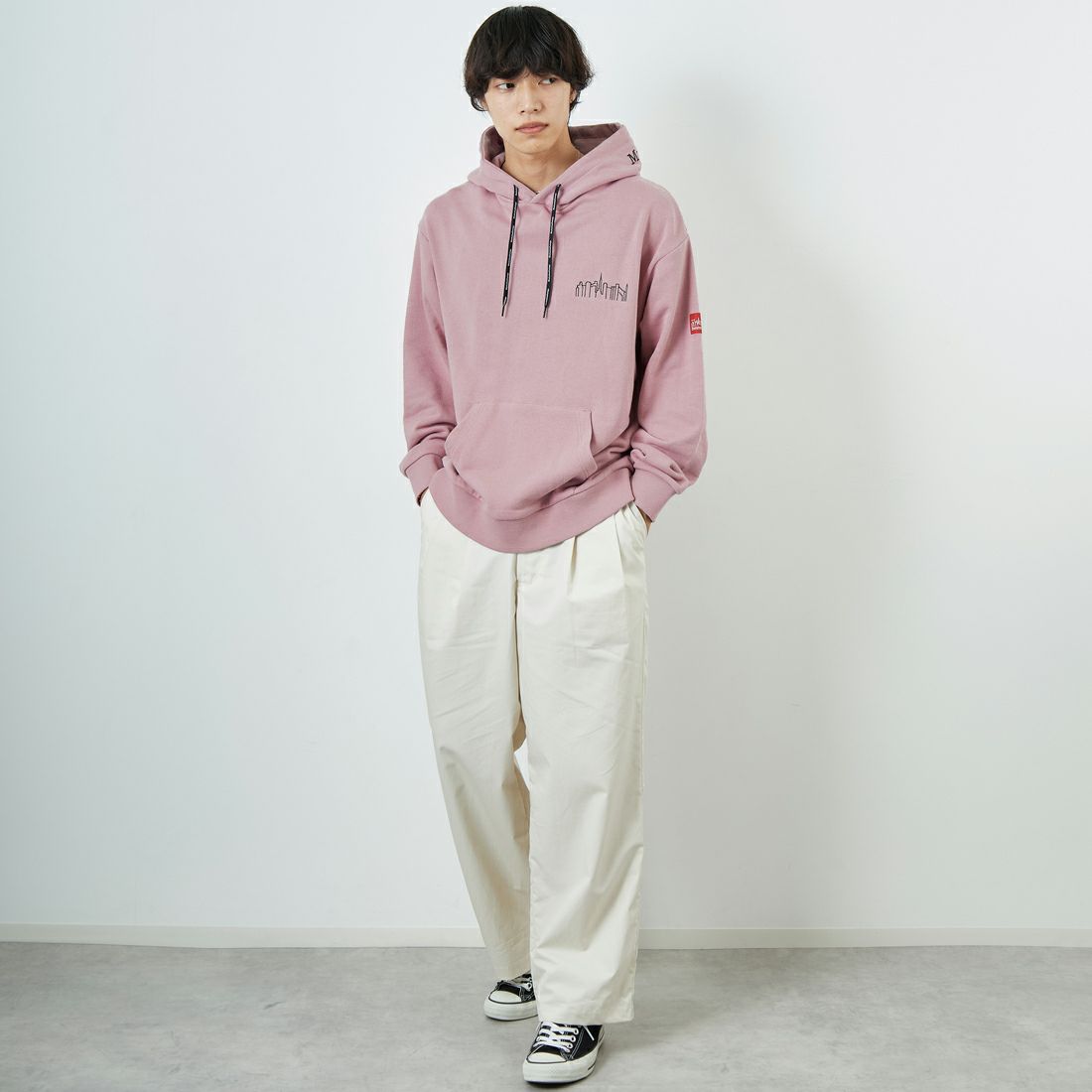 MANHATTAN PORTAGE [マンハッタンポーテージ] 別注 フードロゴ刺繍 スウェットパーカー [25FWMP-IN71-JF] PINK &&モデル身長：179cm 着用サイズ：L&&