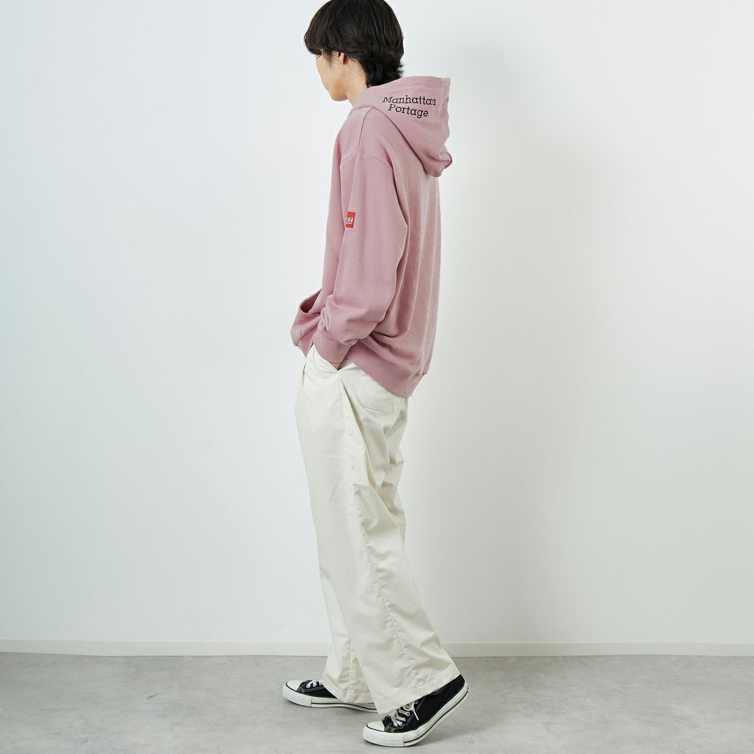 MANHATTAN PORTAGE [マンハッタンポーテージ] 別注 フードロゴ刺繍 スウェットパーカー [25FWMP-IN71-JF] PINK &&モデル身長：179cm 着用サイズ：L&&