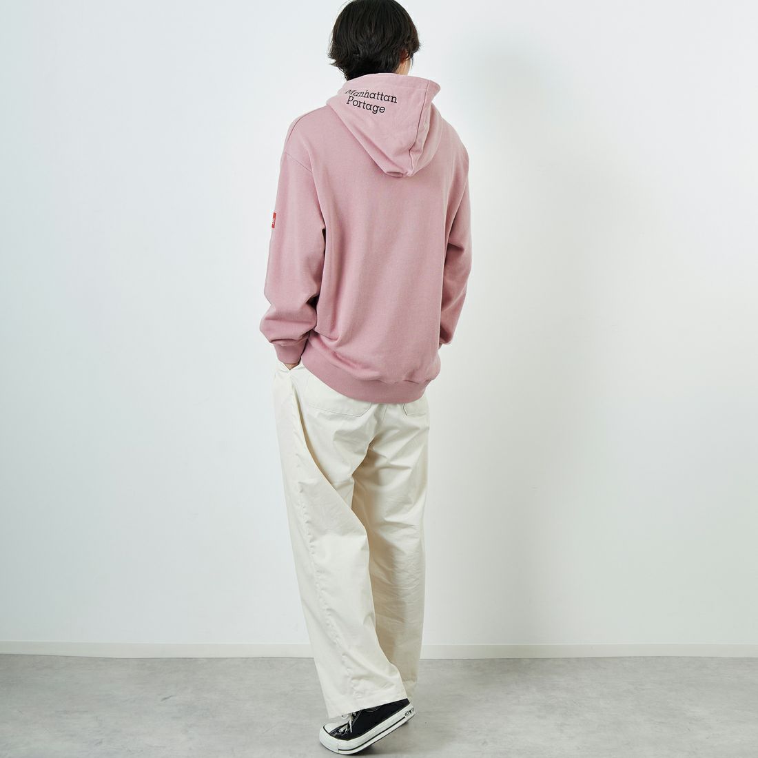 MANHATTAN PORTAGE [マンハッタンポーテージ] 別注 フードロゴ刺繍 スウェットパーカー [25FWMP-IN71-JF] PINK &&モデル身長：179cm 着用サイズ：L&&
