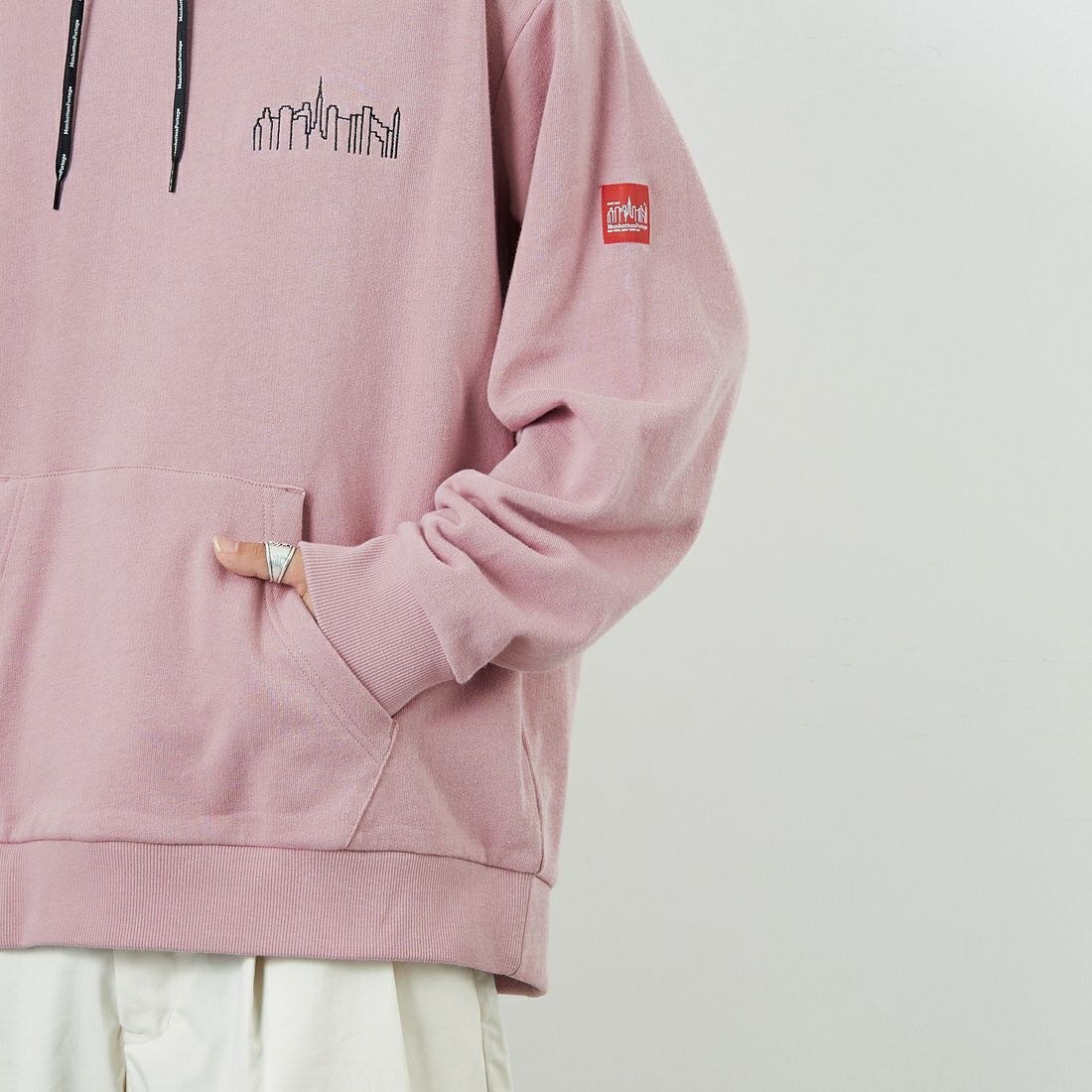 MANHATTAN PORTAGE [マンハッタンポーテージ] 別注 フードロゴ刺繍 スウェットパーカー [25FWMP-IN71-JF] PINK &&モデル身長：179cm 着用サイズ：L&&