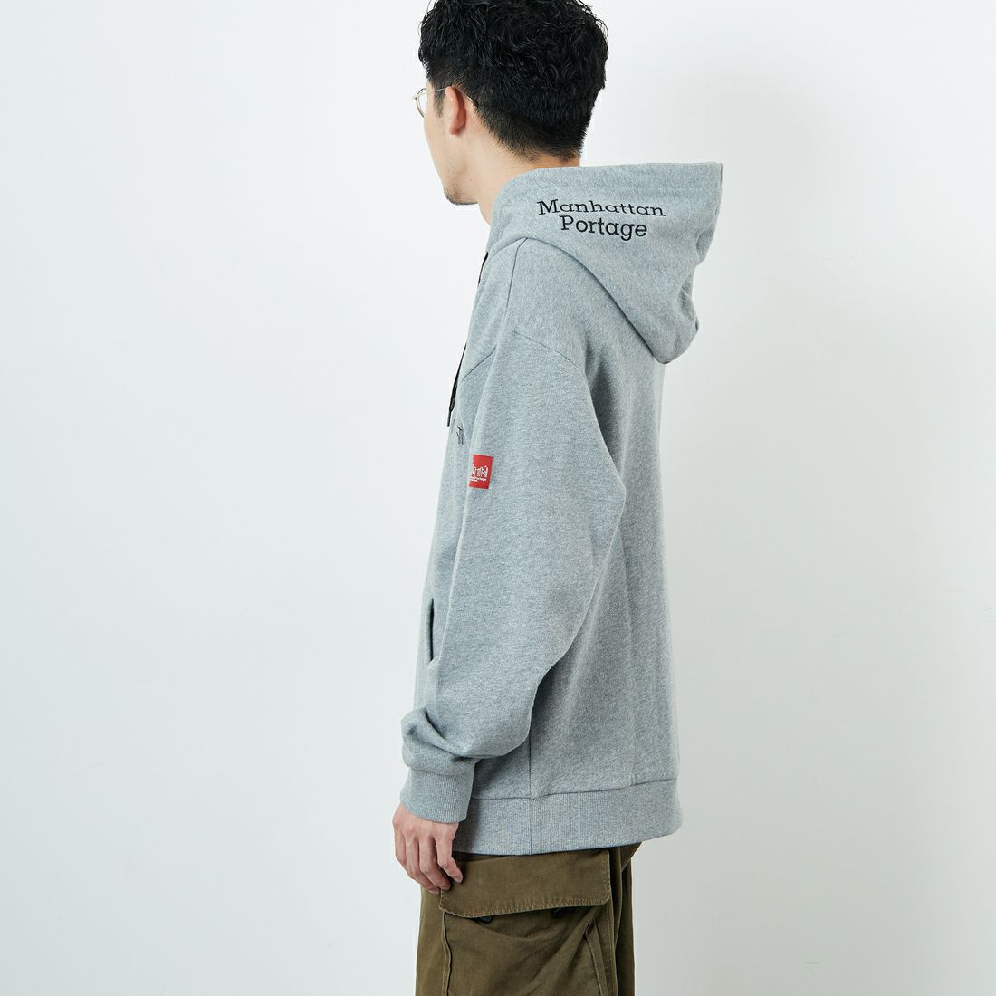 MANHATTAN PORTAGE [マンハッタンポーテージ] 別注 フードロゴ刺繍 スウェットパーカー [25FWMP-IN71-JF] BLACK &&モデル身長：168cm 着用サイズ：L&&
