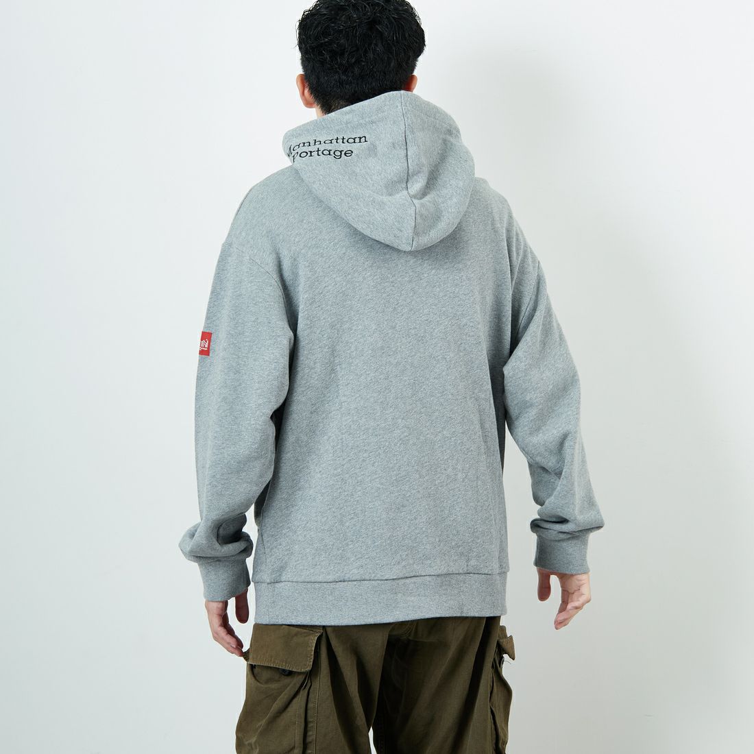 MANHATTAN PORTAGE [マンハッタンポーテージ] 別注 フードロゴ刺繍 スウェットパーカー [25FWMP-IN71-JF] BLACK &&モデル身長：168cm 着用サイズ：L&&