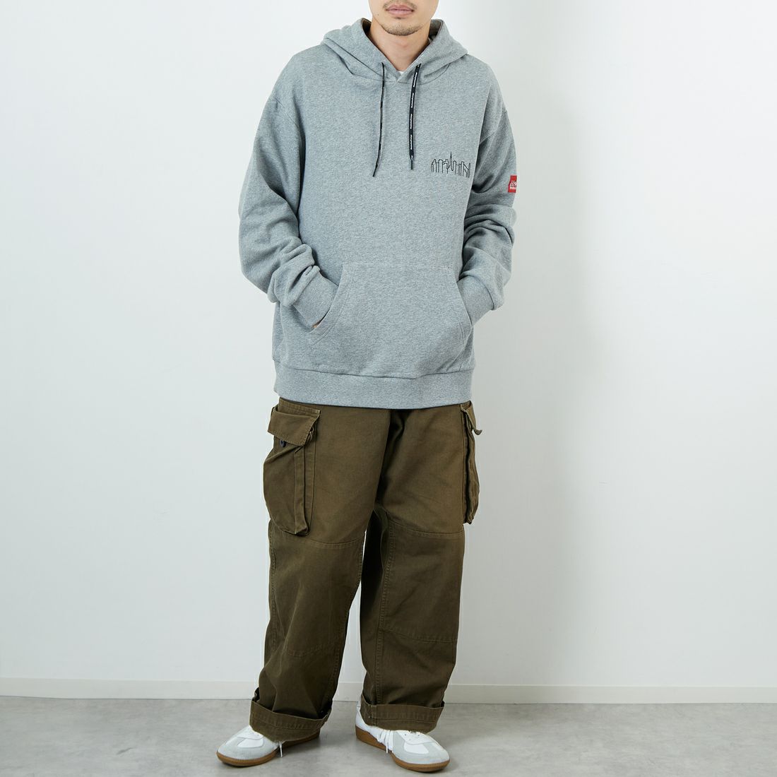 MANHATTAN PORTAGE [マンハッタンポーテージ] 別注 フードロゴ刺繍 スウェットパーカー [25FWMP-IN71-JF] BLACK &&モデル身長：168cm 着用サイズ：L&&