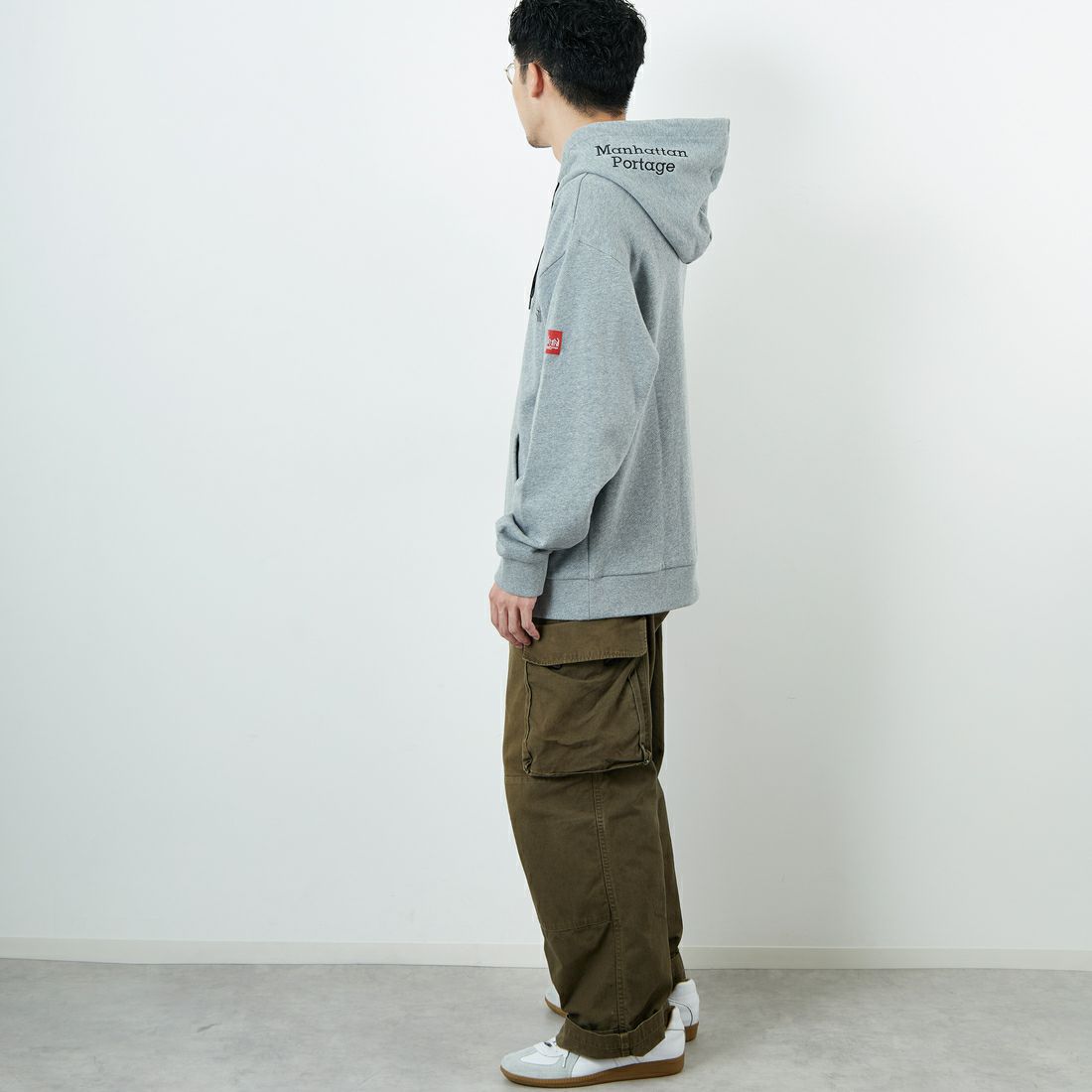 MANHATTAN PORTAGE [マンハッタンポーテージ] 別注 フードロゴ刺繍 スウェットパーカー [25FWMP-IN71-JF] BLACK &&モデル身長：168cm 着用サイズ：L&&