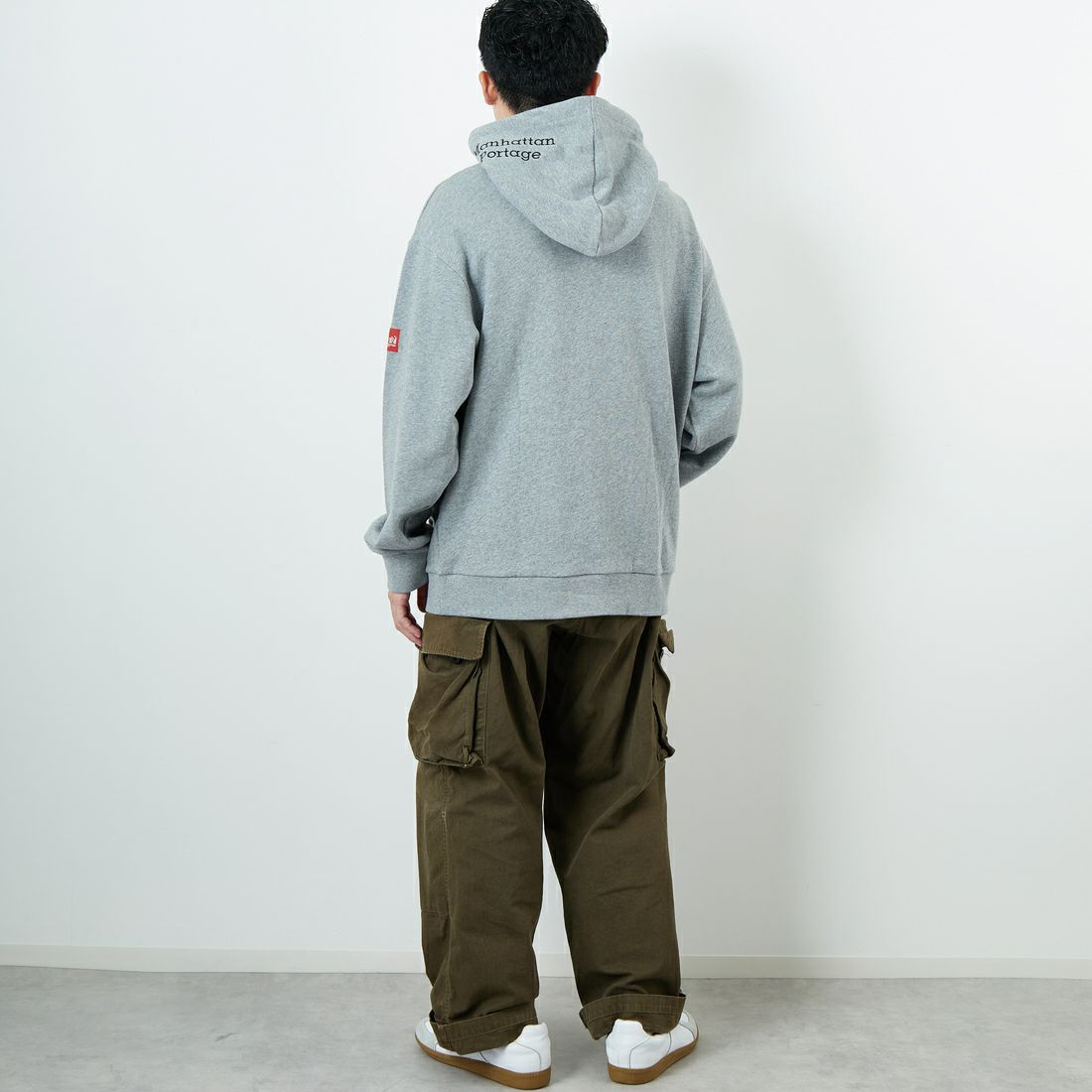 MANHATTAN PORTAGE [マンハッタンポーテージ] 別注 フードロゴ刺繍 スウェットパーカー [25FWMP-IN71-JF] BLACK &&モデル身長：168cm 着用サイズ：L&&