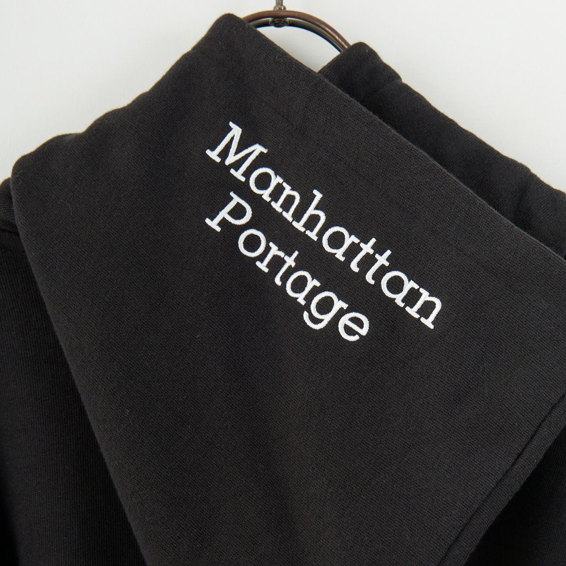 MANHATTAN PORTAGE [マンハッタンポーテージ] 別注 フードロゴ刺繍 スウェットパーカー [25FWMP-IN71-JF] BLACK