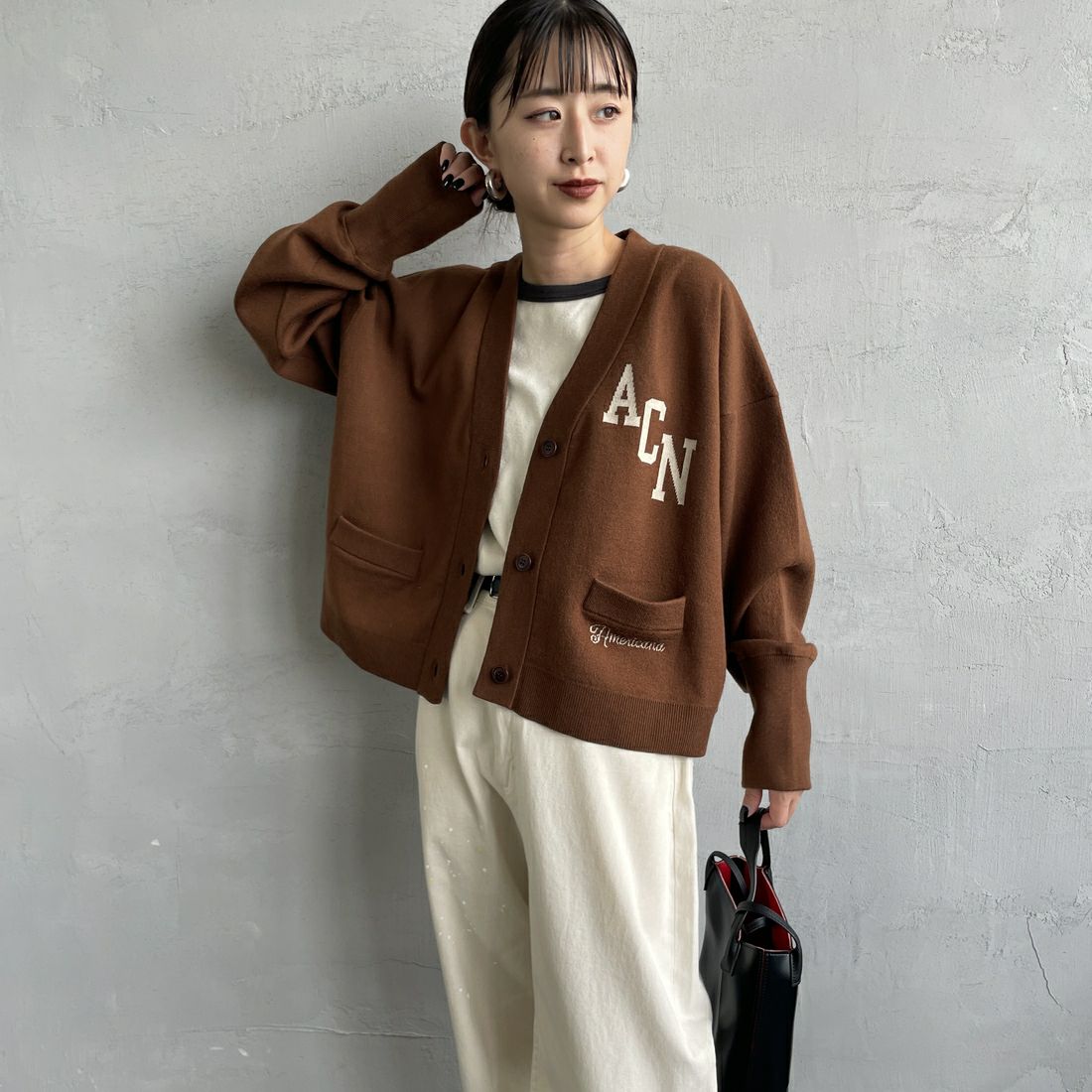 Americana × JEANS FACTORY [アメリカーナ × ジーンズファクトリー] 別注 フロントロゴ ショート丈Vネックカーディガン [ASO-C-004-1-JF] ﾌﾞﾗｳﾝ &&モデル身長：150cm 着用サイズ：ONE SIZE&&