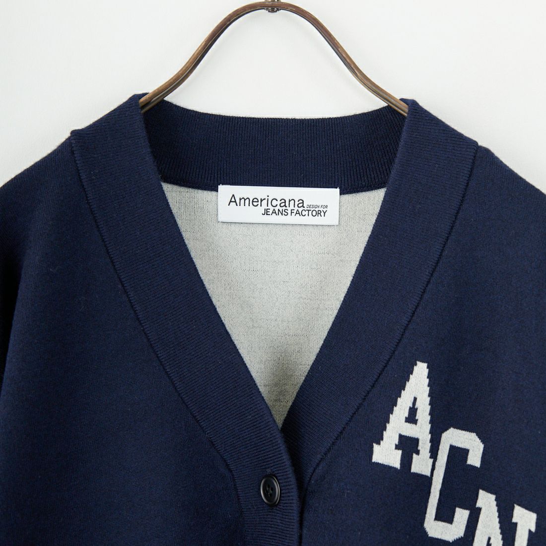 Americana × JEANS FACTORY [アメリカーナ × ジーンズファクトリー] 別注 フロントロゴ ショート丈Vネックカーディガン [ASO-C-004-1-JF] ﾈｲﾋﾞｰ
